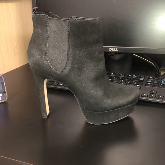 Vince Camuto black platform booties - Picture 2 of 5